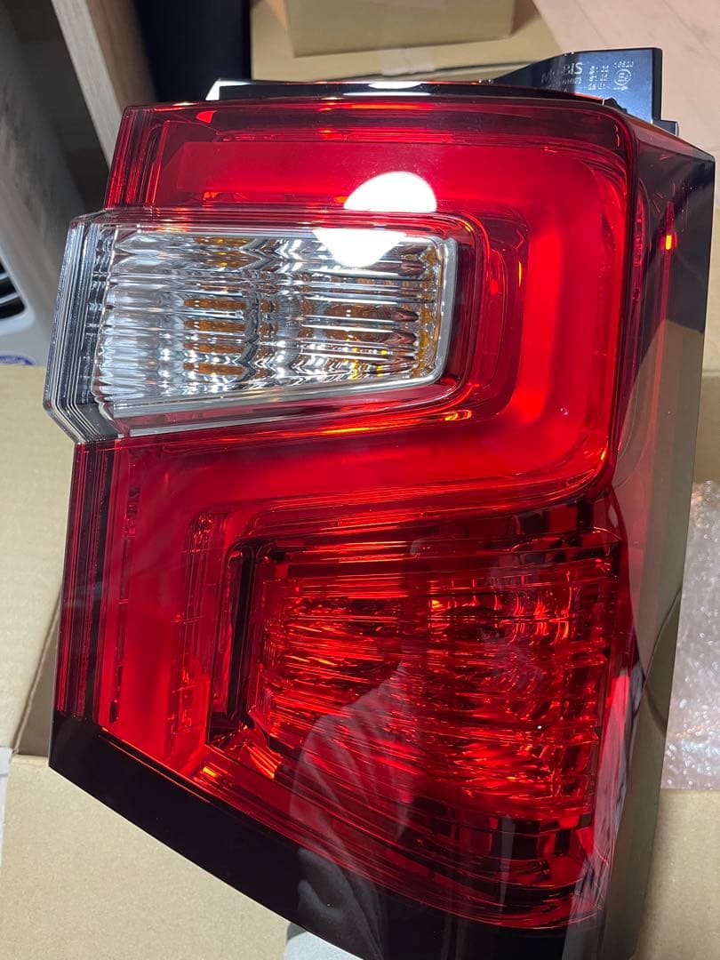 KZ14　三菱 デリカd5 右テールランプ 8330B138