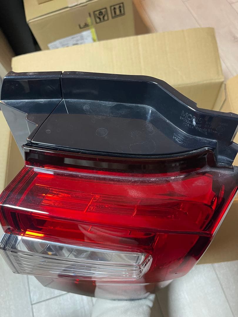 KZ14　三菱 デリカd5 右テールランプ 8330B138