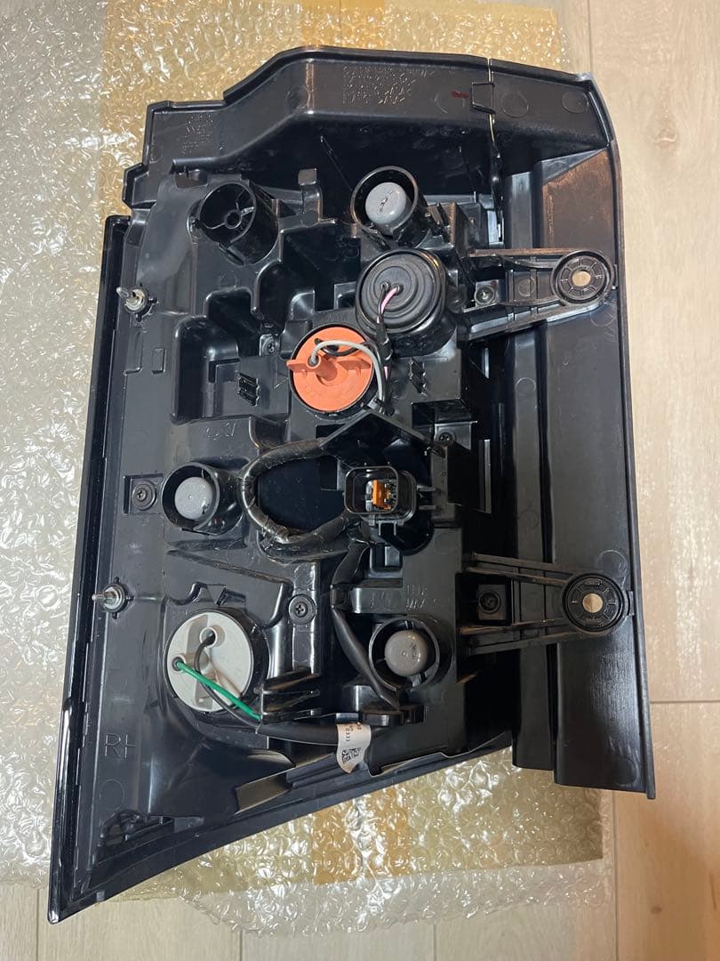 KZ14　三菱 デリカd5 右テールランプ 8330B138