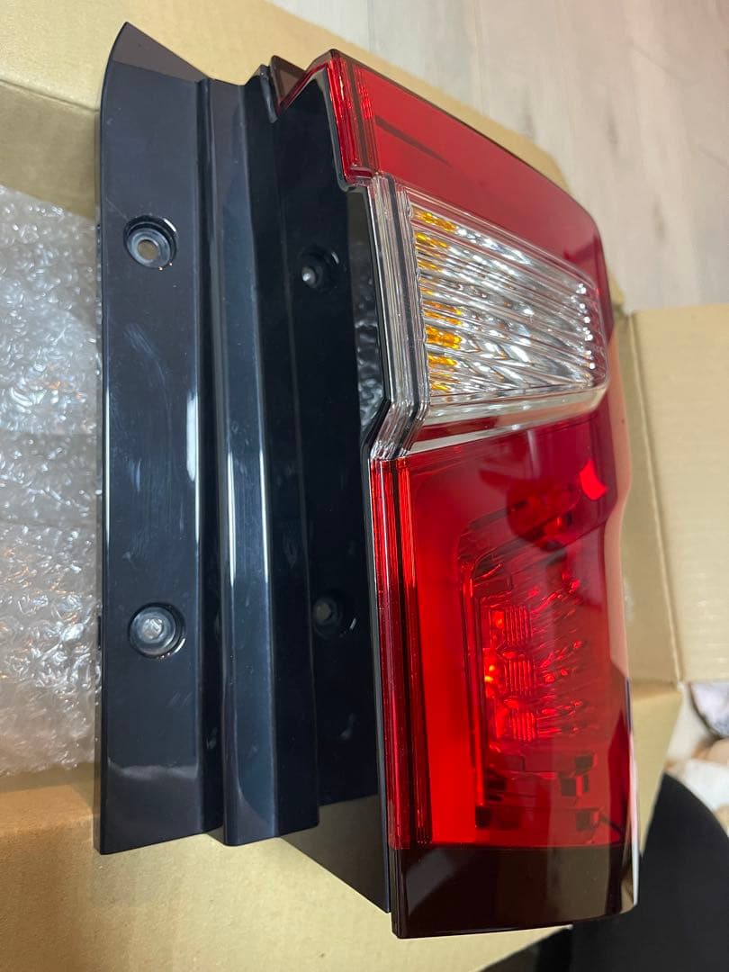 KZ14　三菱 デリカd5 右テールランプ 8330B138