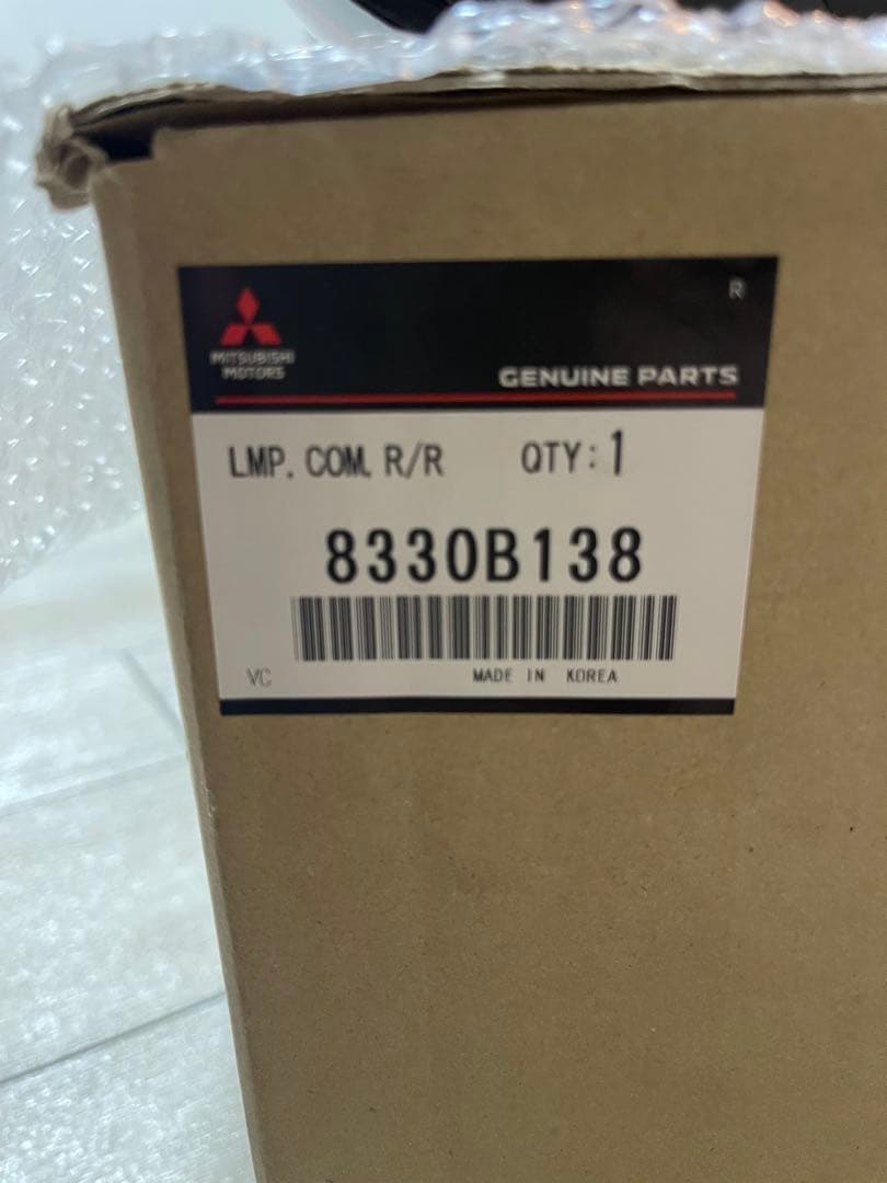 KZ14　三菱 デリカd5 右テールランプ 8330B138