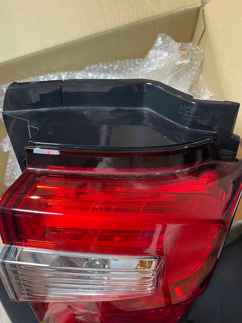 KZ14　三菱 デリカd5 右テールランプ 8330B138