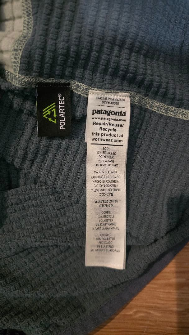 patagonia　R1プルオーバーフーディ