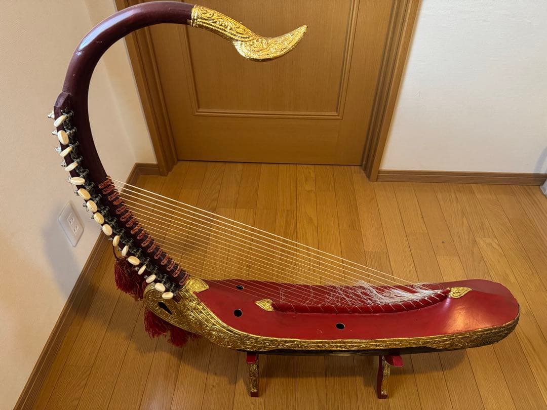 ミャンマーの民族楽器　サウン・ガウ（ビルマの竪琴）