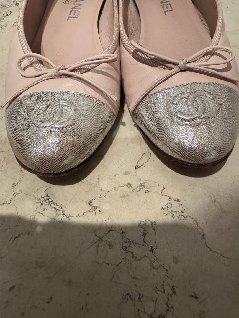 CHANEL シャネルフラットシューズピンク×シルバー ココマーク リボン38C