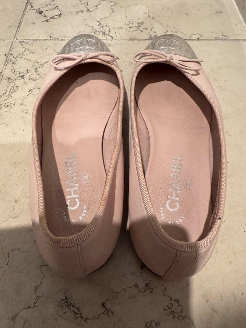 CHANEL シャネルフラットシューズピンク×シルバー ココマーク リボン38C