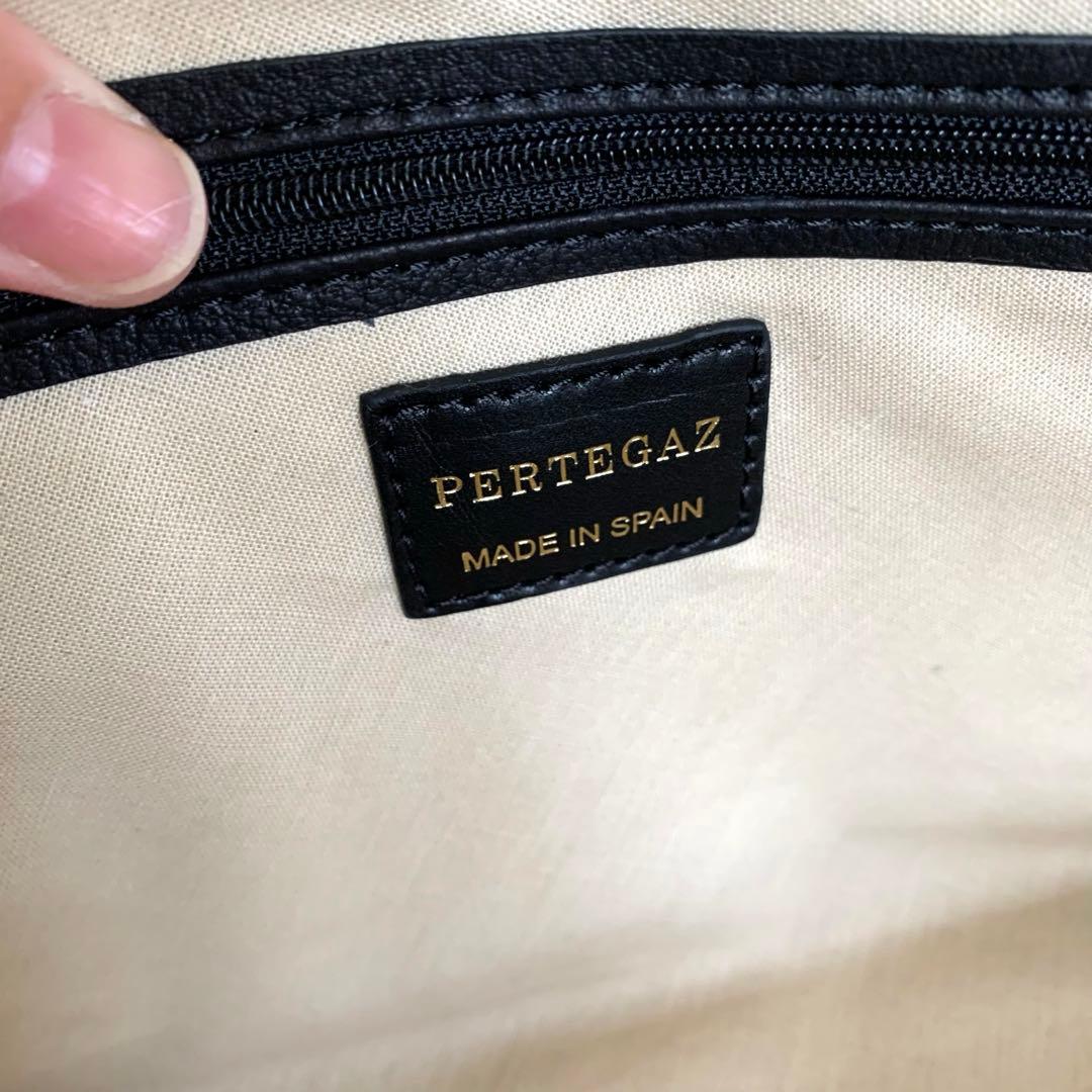 ペルテガス クラッチバッグ 半円 革　 ブラック