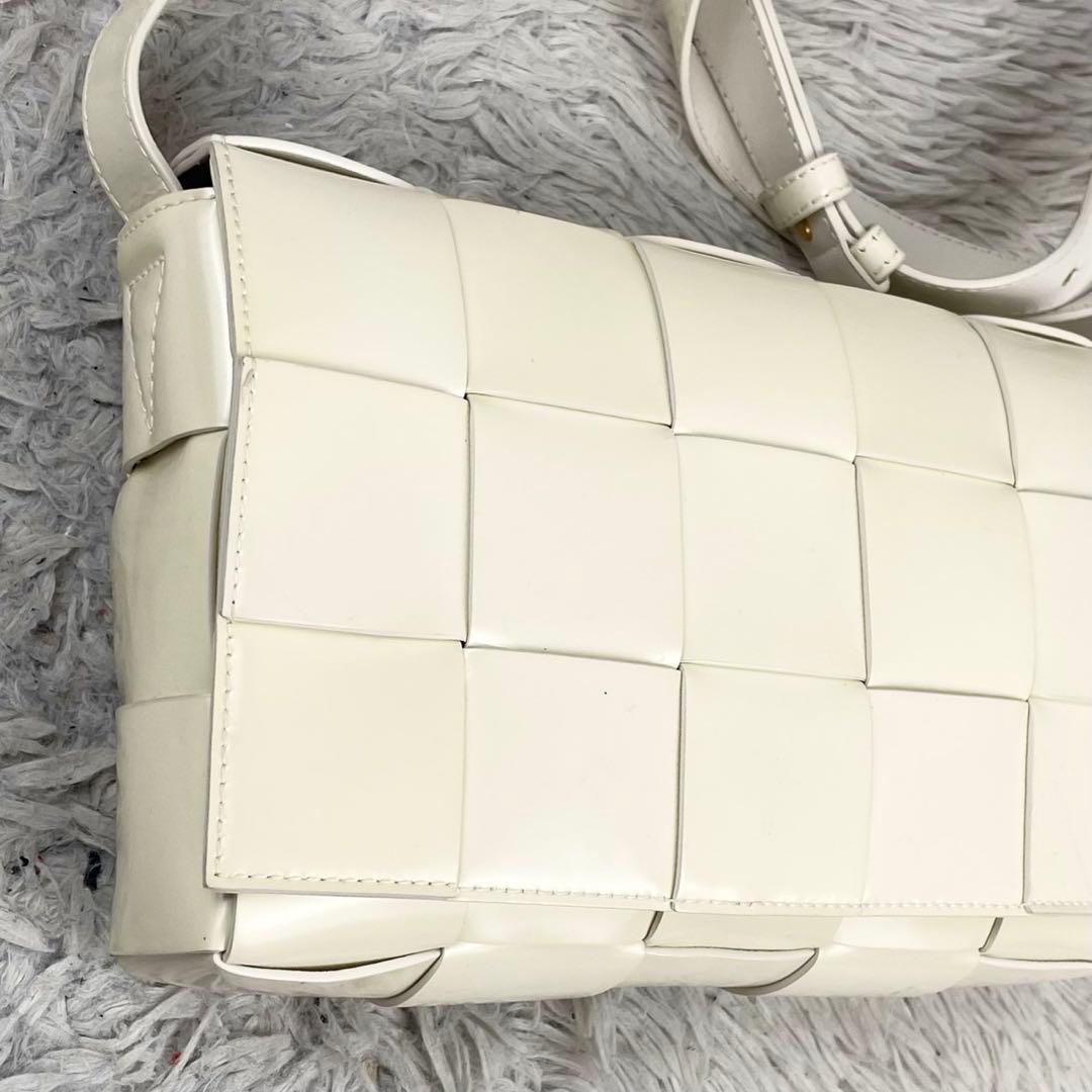 美品 ボッテガヴェネタ レザー ショルダーバッグ カセット ロゴ型押し ホワイト