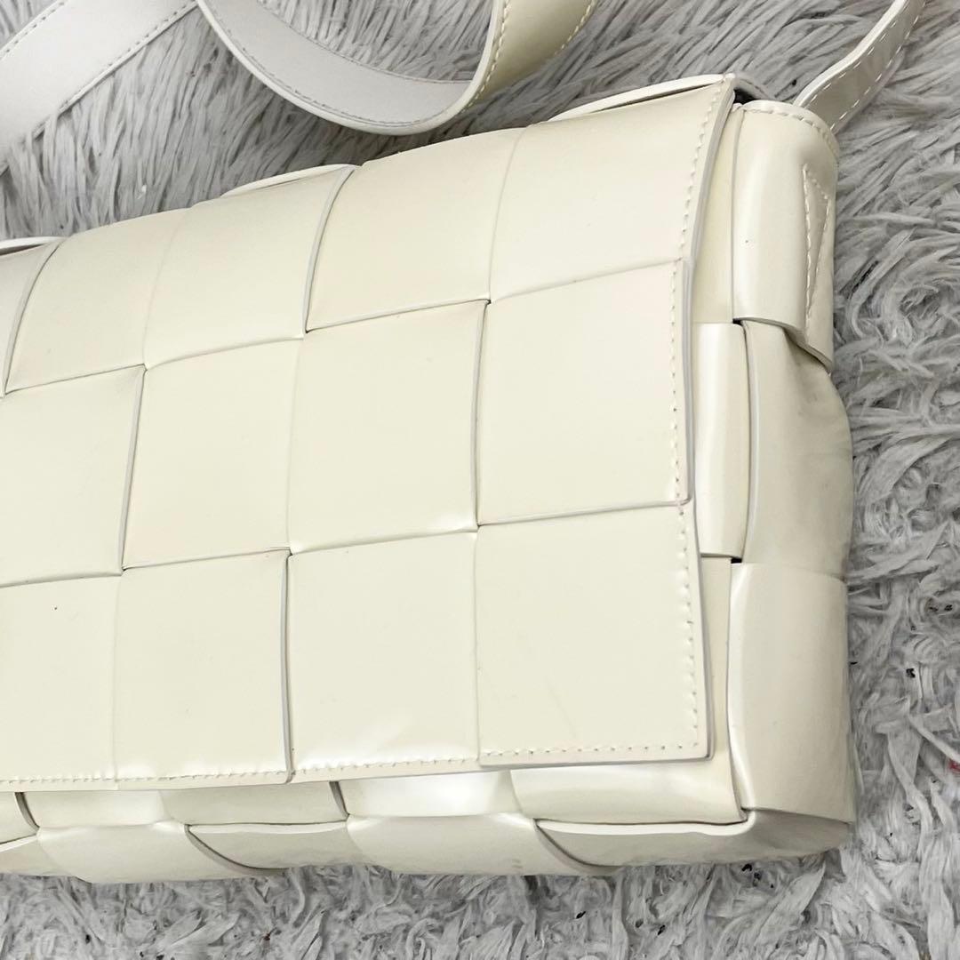 美品 ボッテガヴェネタ レザー ショルダーバッグ カセット ロゴ型押し ホワイト