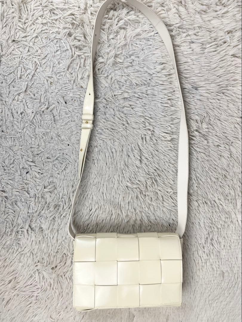 美品 ボッテガヴェネタ レザー ショルダーバッグ カセット ロゴ型押し ホワイト