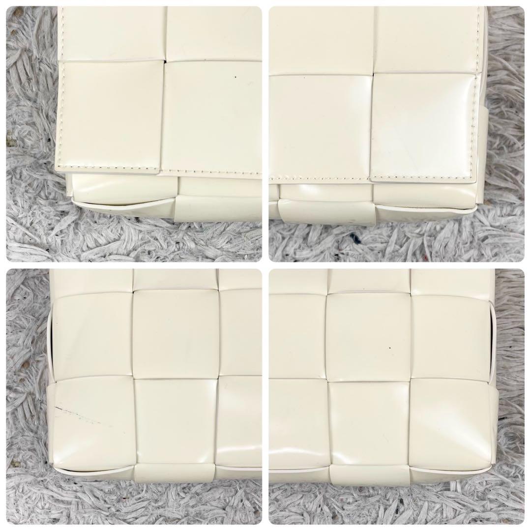 美品 ボッテガヴェネタ レザー ショルダーバッグ カセット ロゴ型押し ホワイト