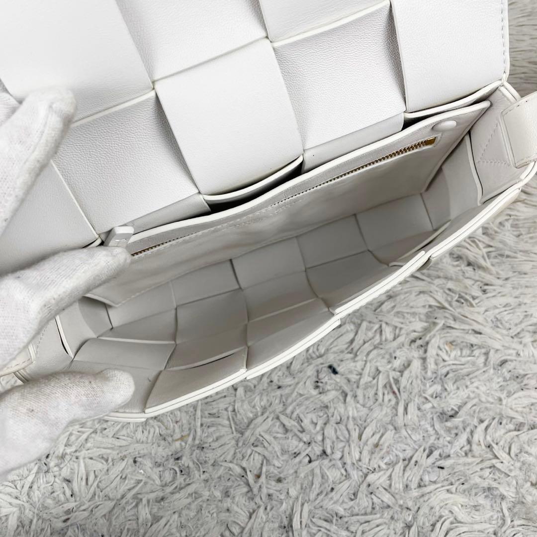 美品 ボッテガヴェネタ レザー ショルダーバッグ カセット ロゴ型押し ホワイト