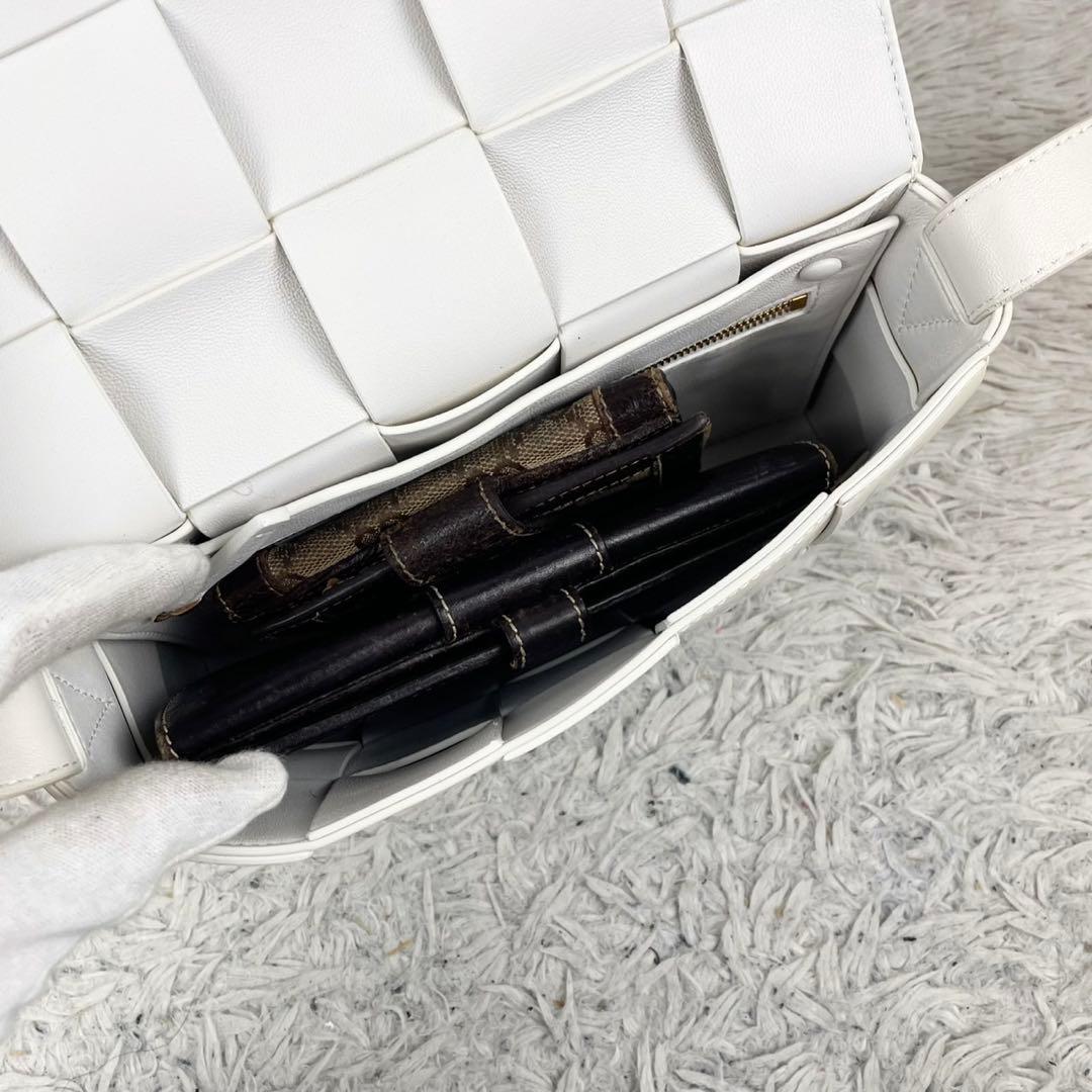 美品 ボッテガヴェネタ レザー ショルダーバッグ カセット ロゴ型押し ホワイト