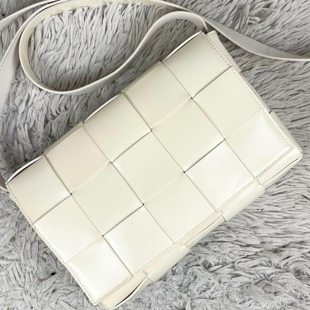 美品 ボッテガヴェネタ レザー ショルダーバッグ カセット ロゴ型押し ホワイト