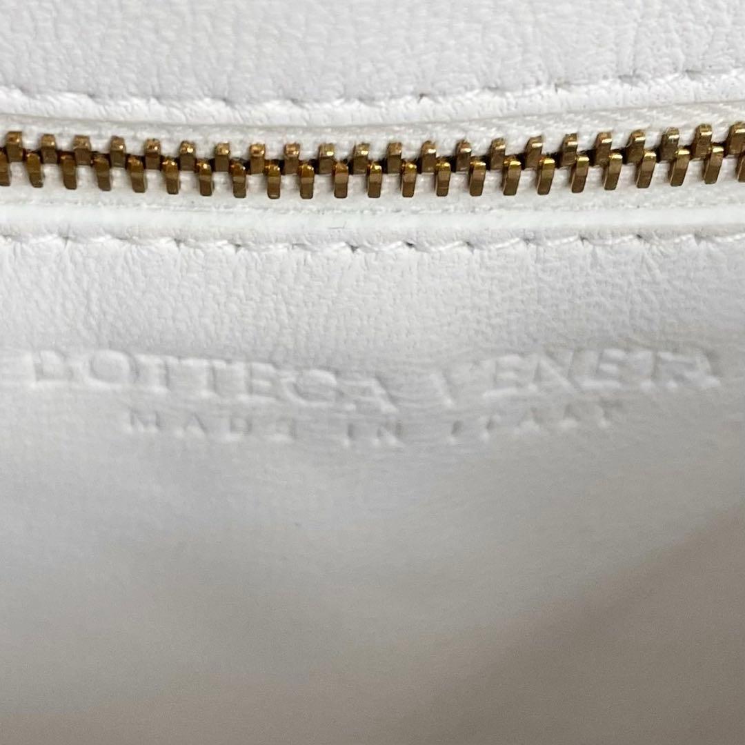 美品 ボッテガヴェネタ レザー ショルダーバッグ カセット ロゴ型押し ホワイト