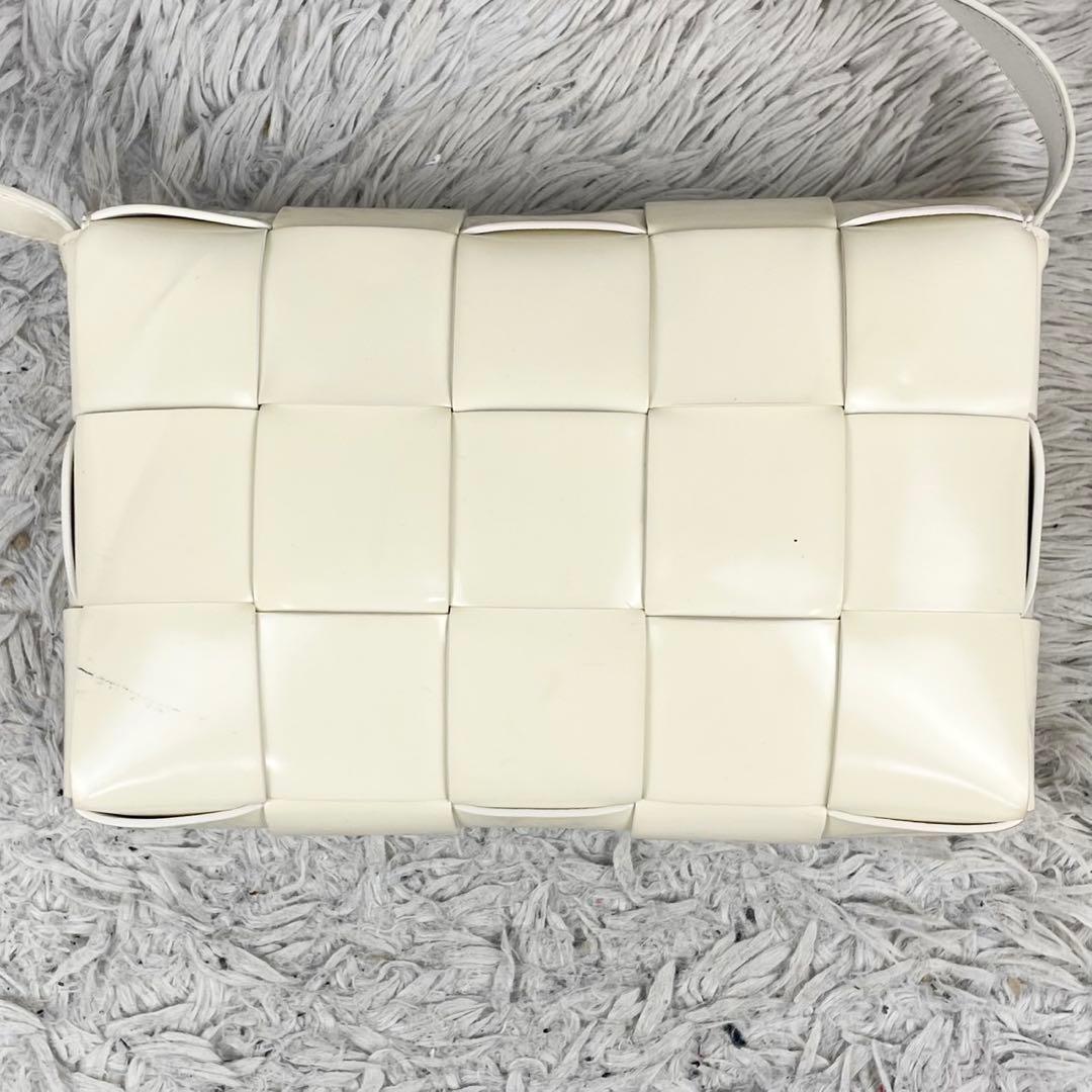 美品 ボッテガヴェネタ レザー ショルダーバッグ カセット ロゴ型押し ホワイト