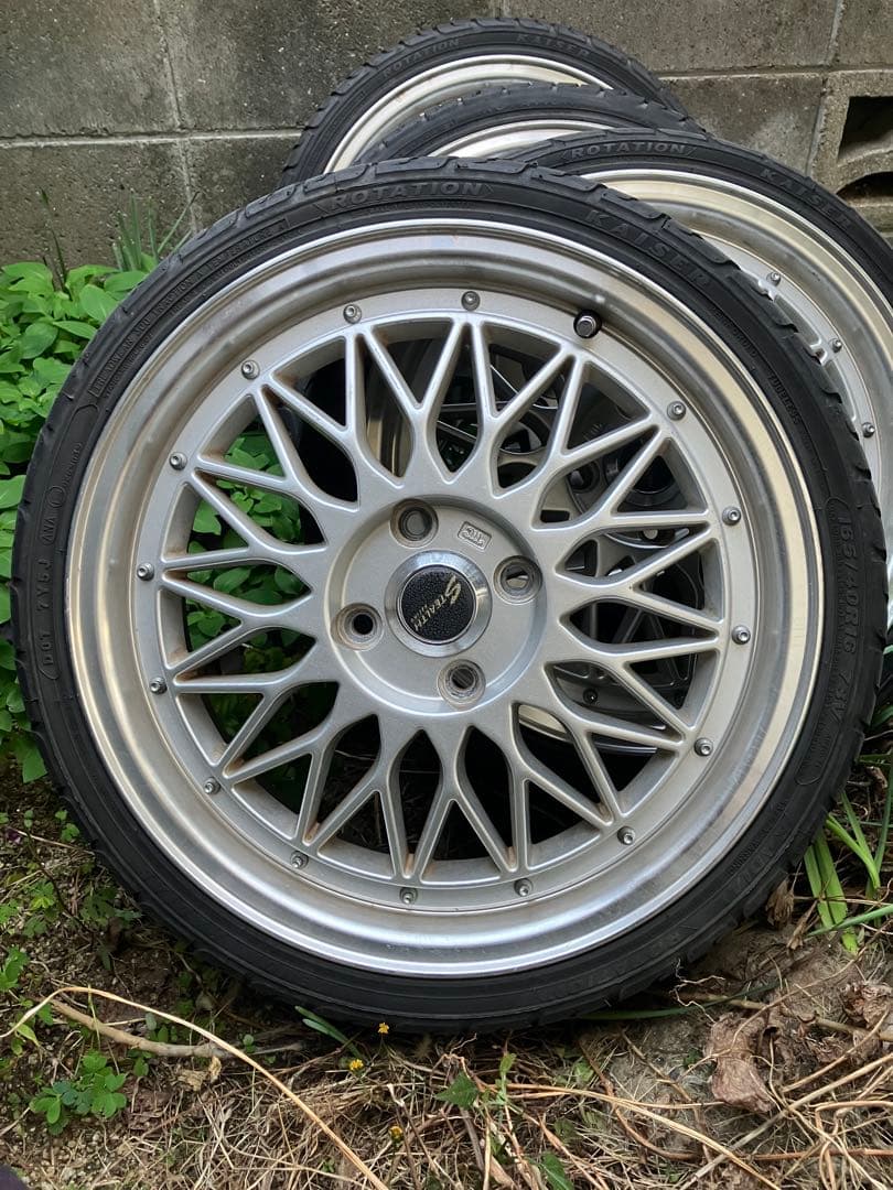 16インチ シルバーホイール 多スポークデザイン