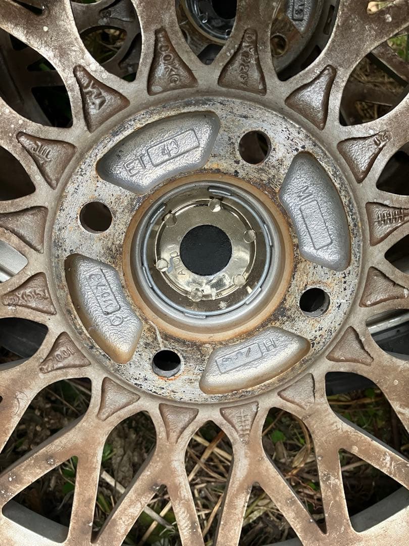 16インチ シルバーホイール 多スポークデザイン