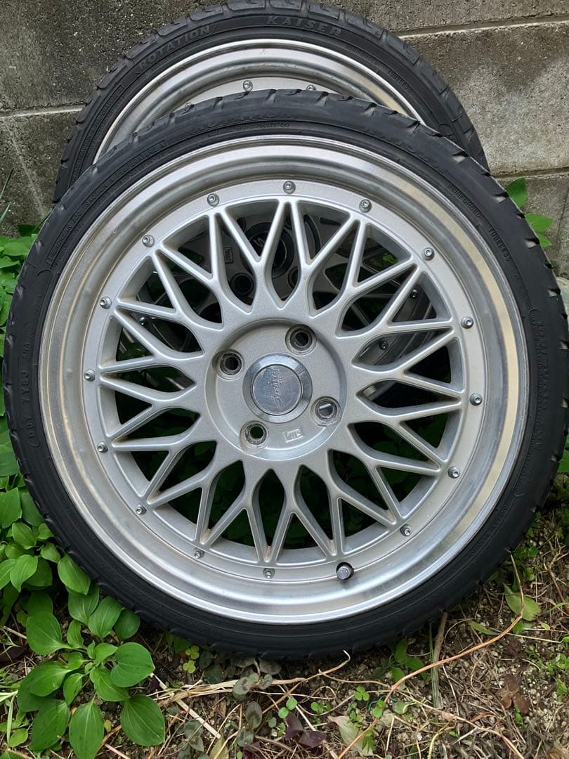 16インチ シルバーホイール 多スポークデザイン