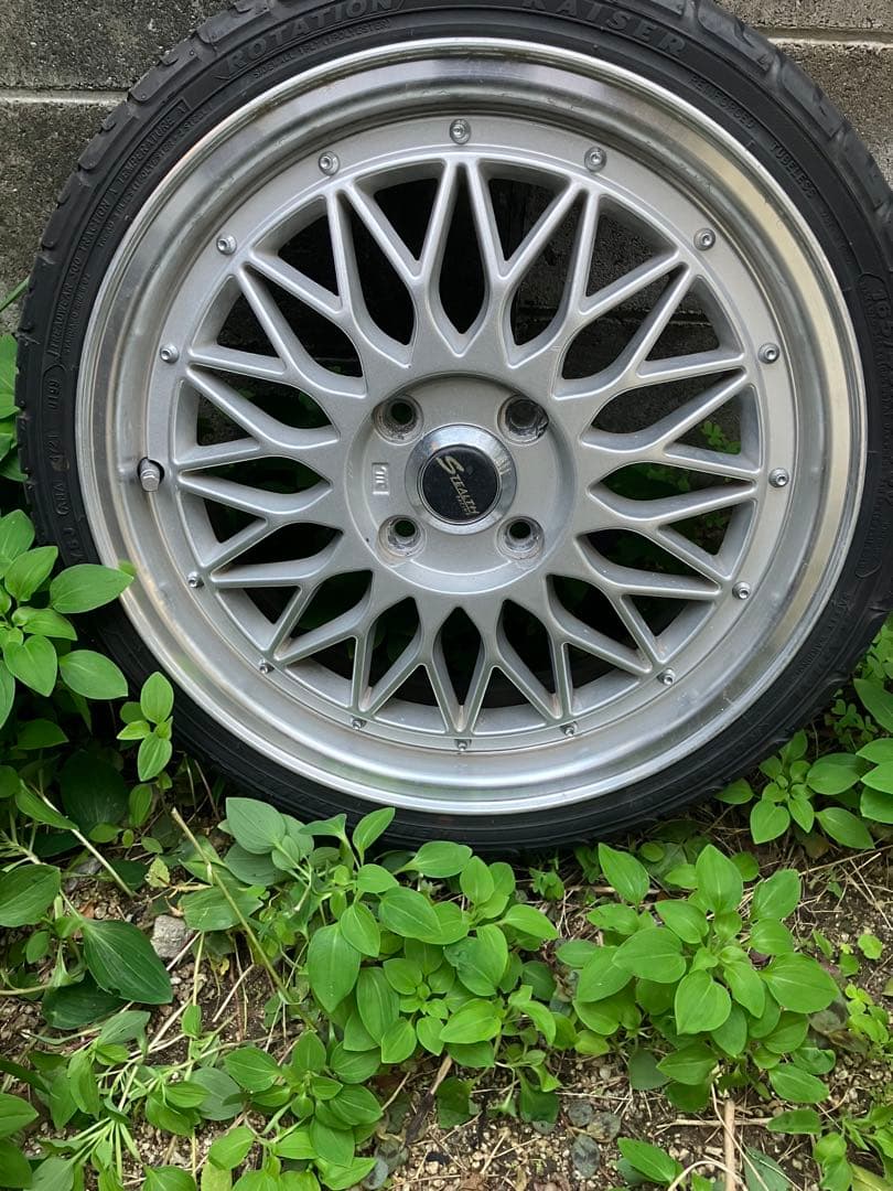 16インチ シルバーホイール 多スポークデザイン
