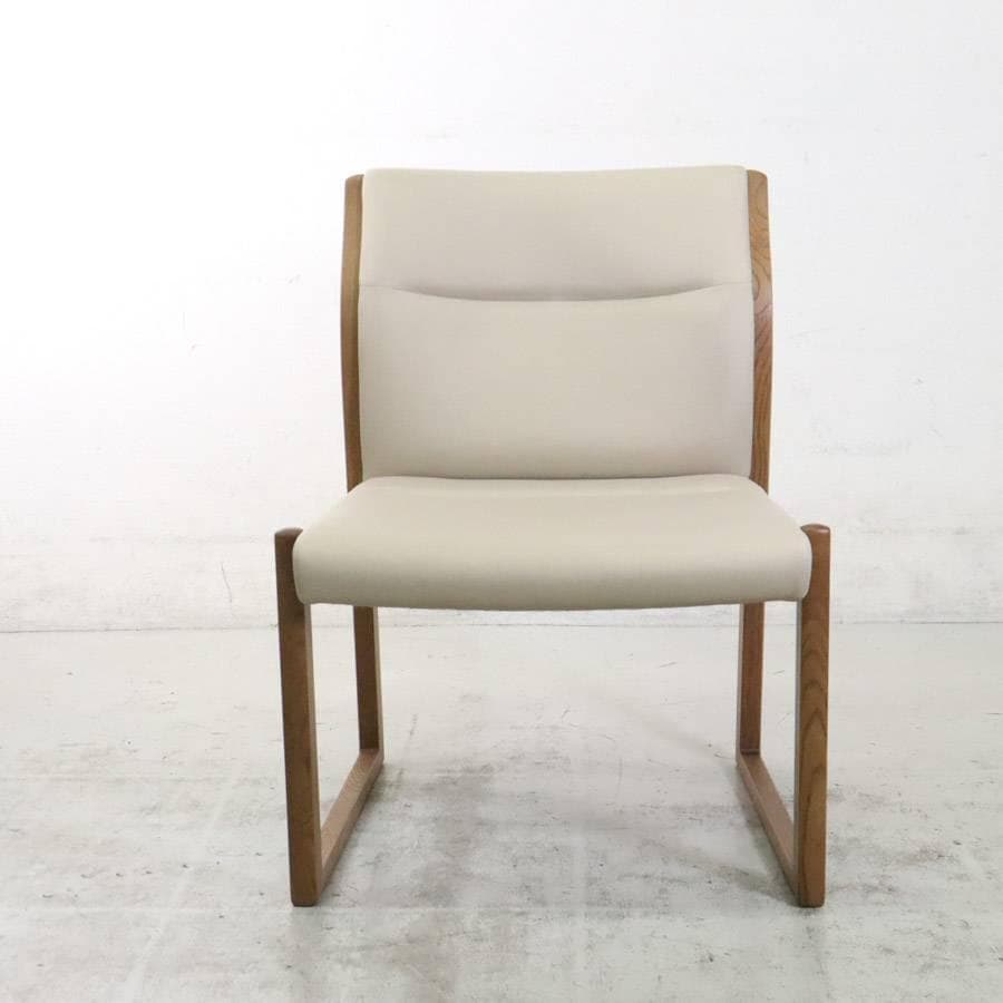 カリモク家具 ダイニングチェア 肘無し 合皮 ベージュ系 WU5305 日本製2