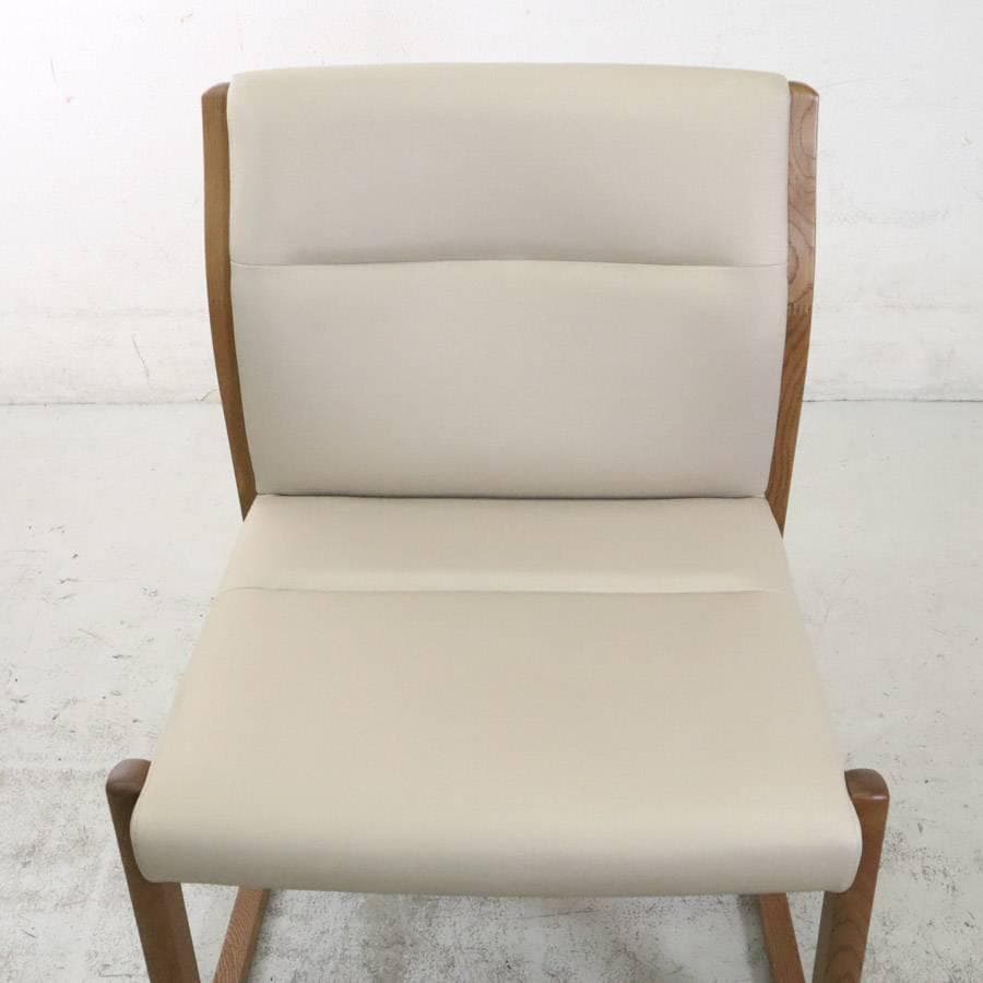 カリモク家具 ダイニングチェア 肘無し 合皮 ベージュ系 WU5305 日本製2