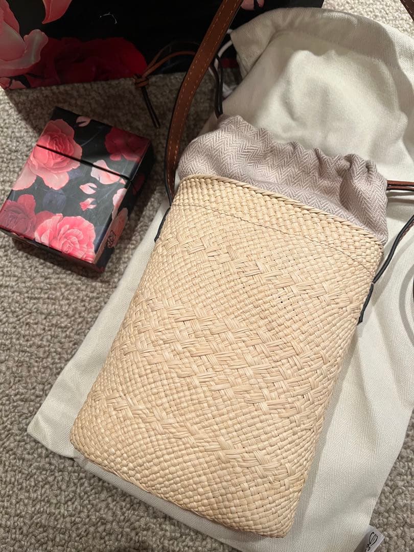 新品未使用ノベルティ付き　LOEWE パウラズイビザ　スクエアポシェット