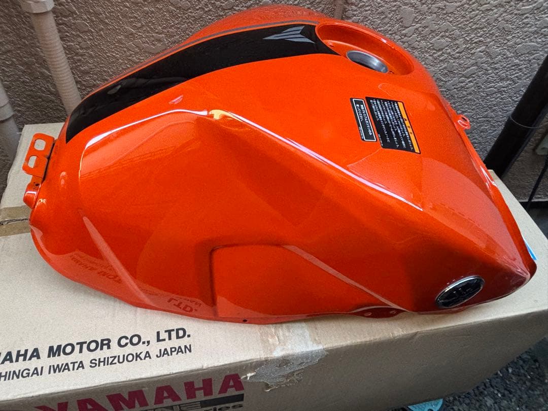 専用　ヤマハMT-09 '14 タンク新品 MT-09(2014年)オレンジ