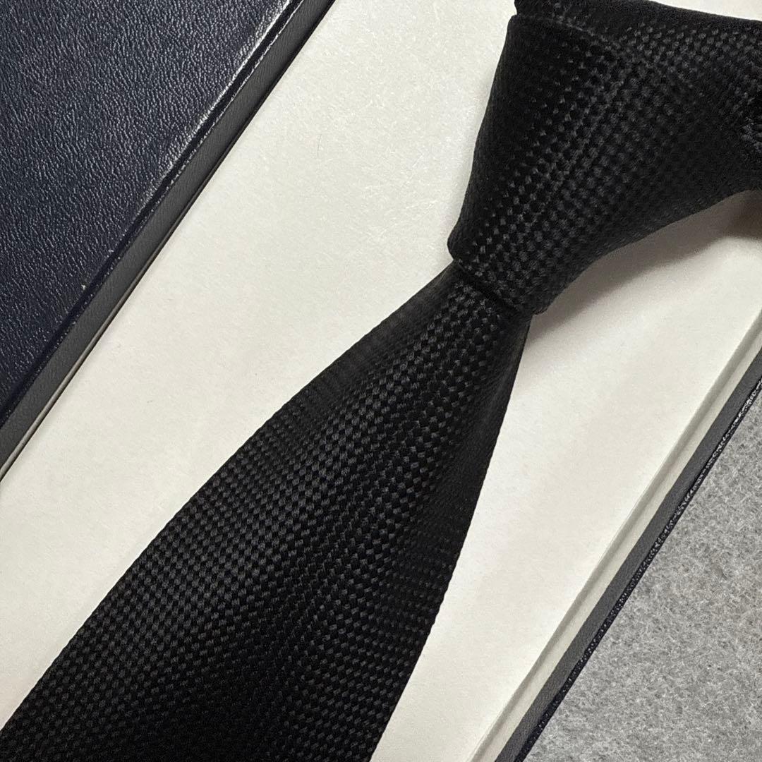 美品　クリスチャンディオール　ネクタイ　黒　無地　ワンポイントロゴ