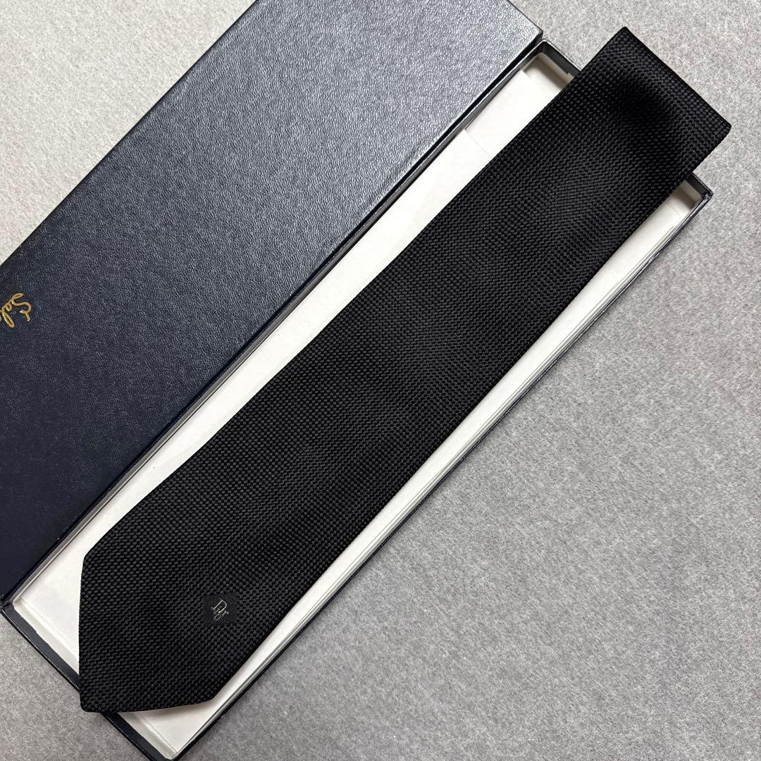 美品　クリスチャンディオール　ネクタイ　黒　無地　ワンポイントロゴ