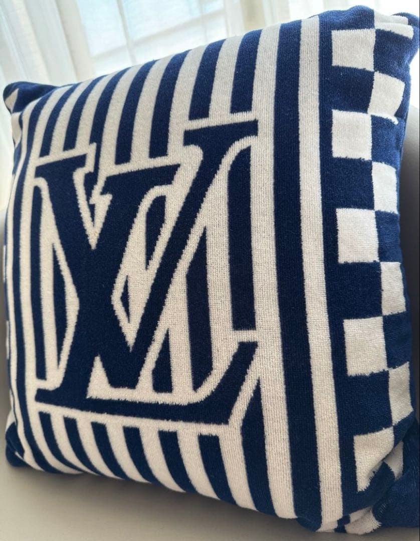 LOUIS VUITTONストライプロゴ クッション 保存袋付き