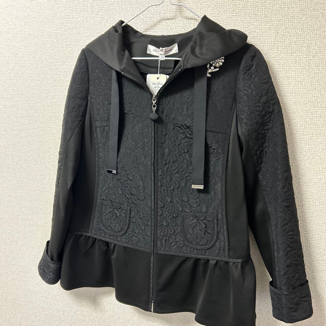 スーパービューティー　ビジュー付きブラックパーカー