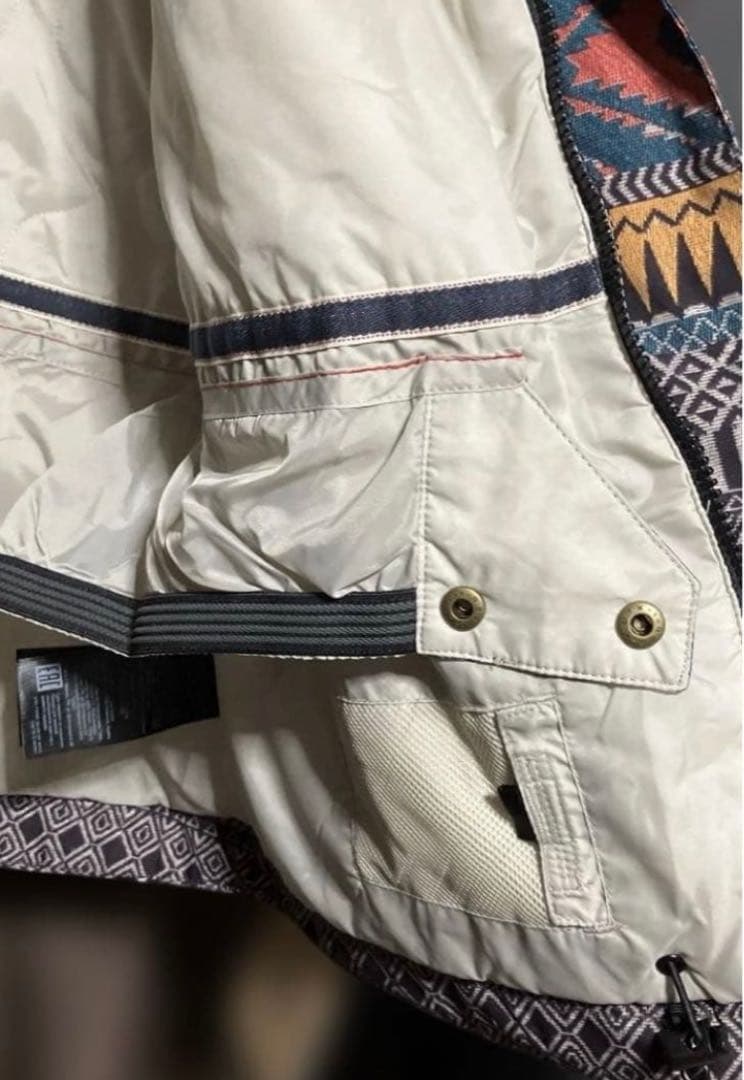 【新品半額以下】BURTON スノボジャケット　Lサイズ