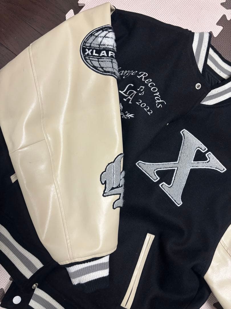 XLARGE エクストララージ スタジャン / ブラック × クリーム