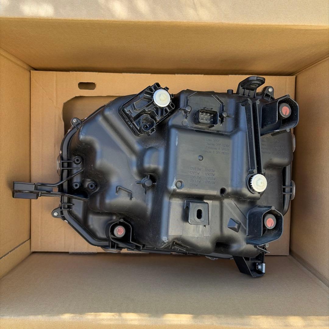 T*R様 ダイハツタフト右ヘッドライト