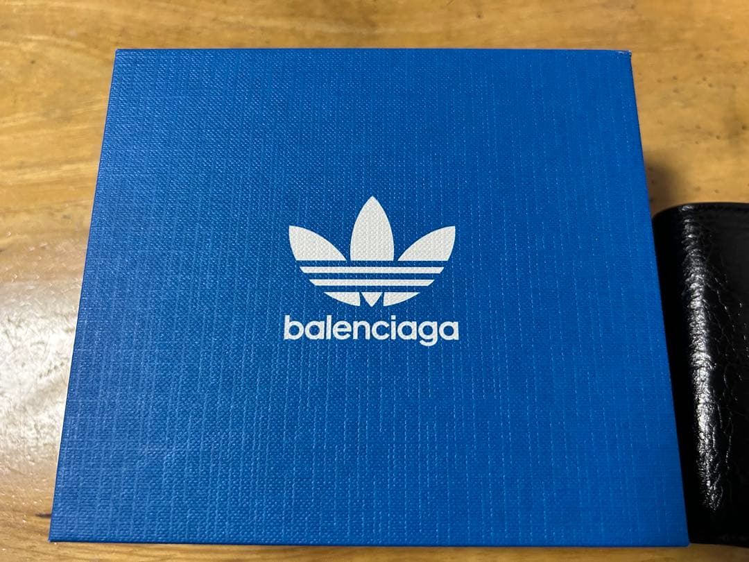 美品【箱/タグ/袋付】balenciaga 二つ折り財布 adidasコラボ