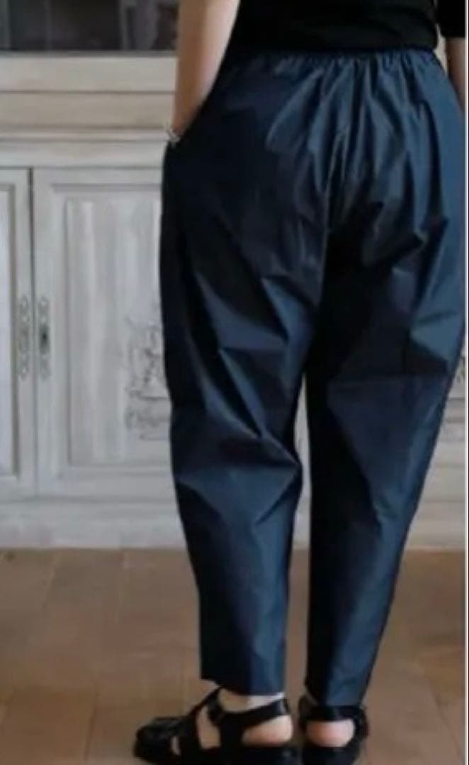 ロエフ　グロッシータフタクロップドパンツ 試着のみ　定価27500円