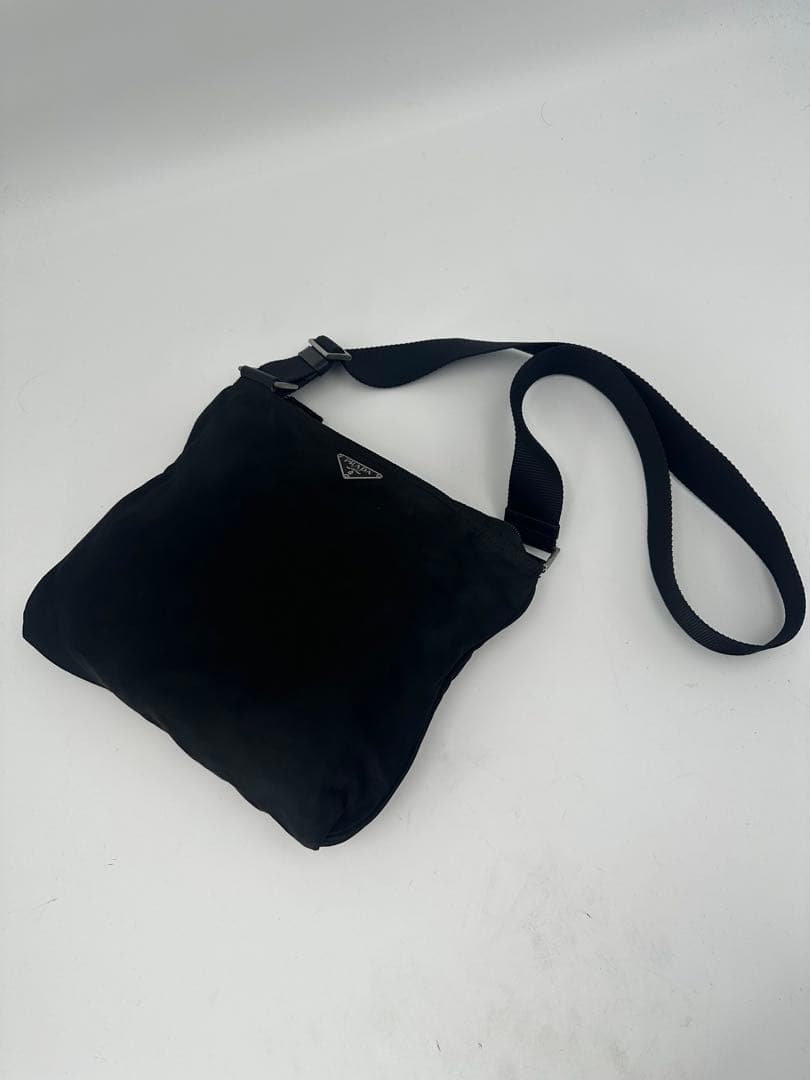 プラダ　サコッシュ　ショルダーバッグ　三角ロゴプレート　肩掛け　ナイロン　黒