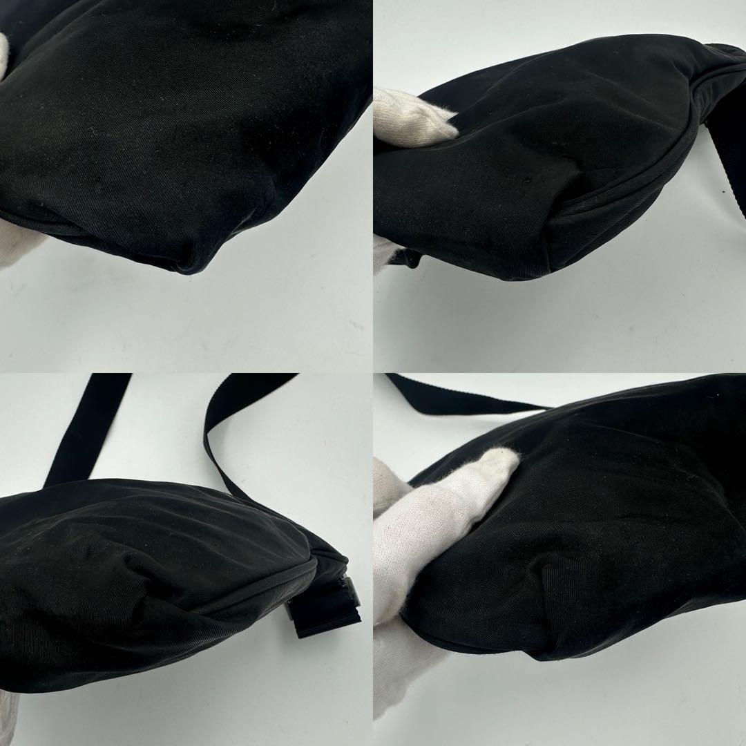 プラダ　サコッシュ　ショルダーバッグ　三角ロゴプレート　肩掛け　ナイロン　黒