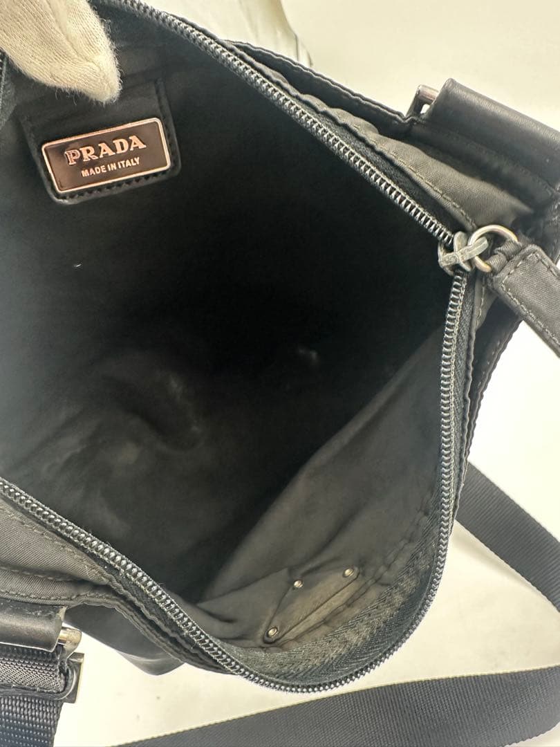 プラダ　サコッシュ　ショルダーバッグ　三角ロゴプレート　肩掛け　ナイロン　黒
