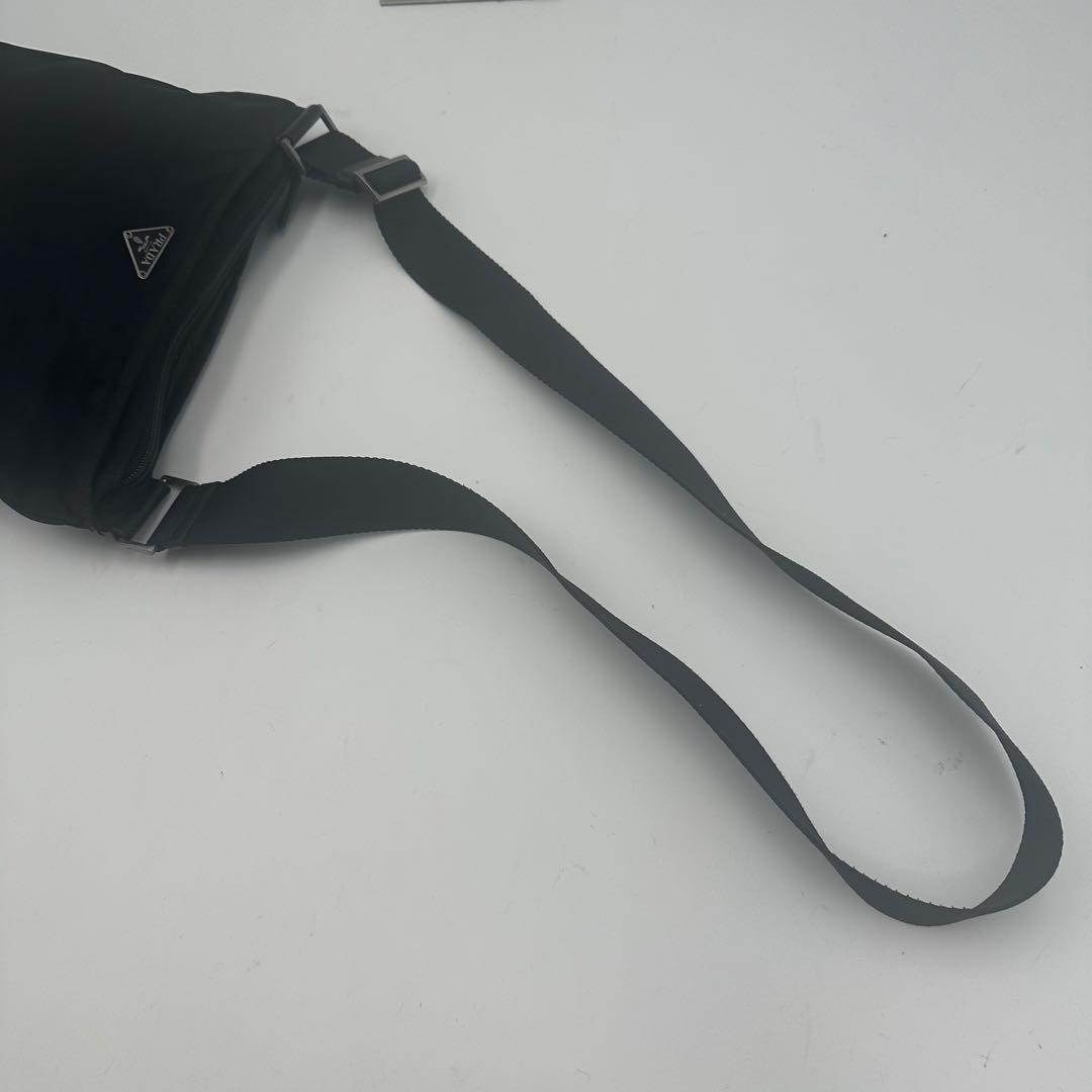 プラダ　サコッシュ　ショルダーバッグ　三角ロゴプレート　肩掛け　ナイロン　黒