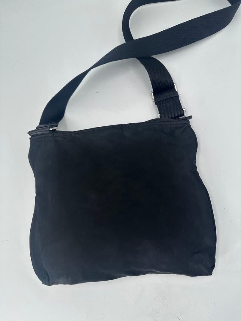 プラダ　サコッシュ　ショルダーバッグ　三角ロゴプレート　肩掛け　ナイロン　黒