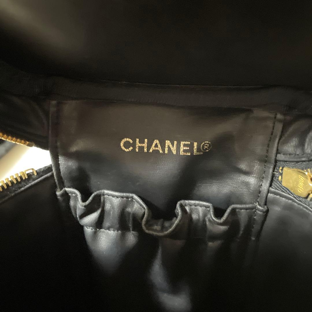 CHANELエナメルバニティバック