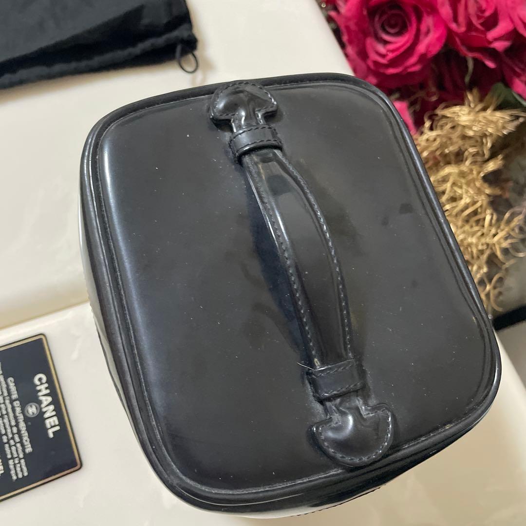 CHANELエナメルバニティバック