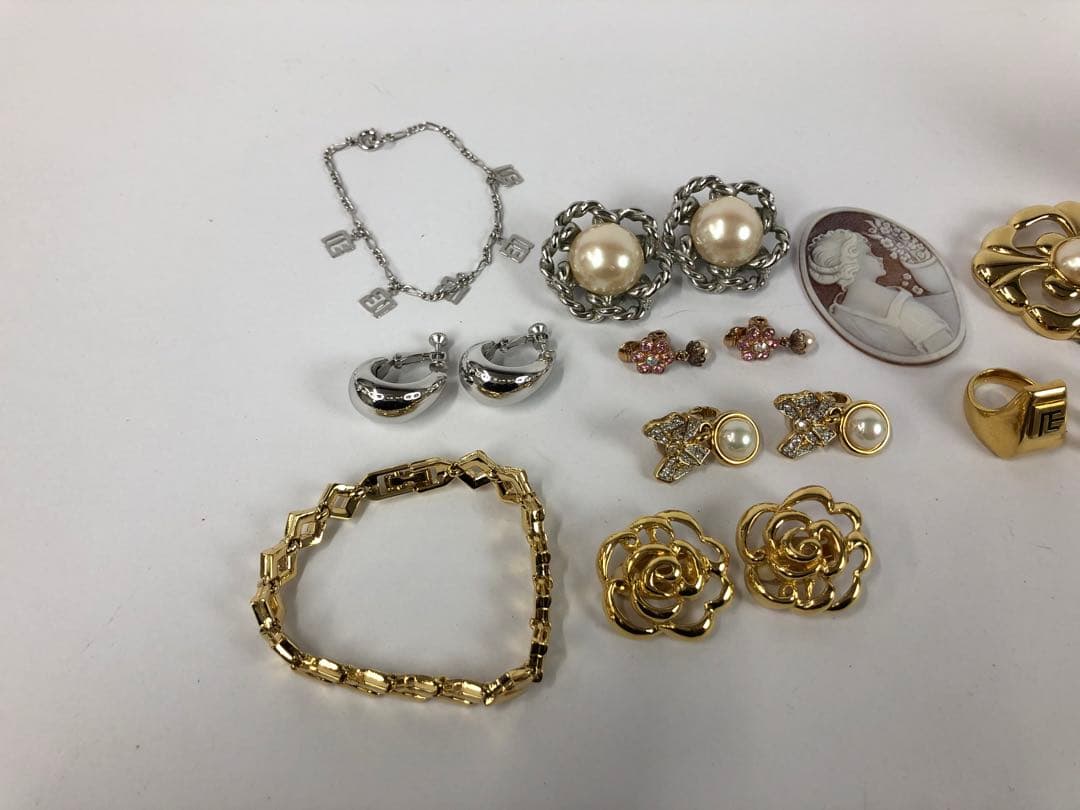 J*s様 ジバンシィ・ニナリッチ・コーチ・ウエッジウッド他　アクセサリーまとめ