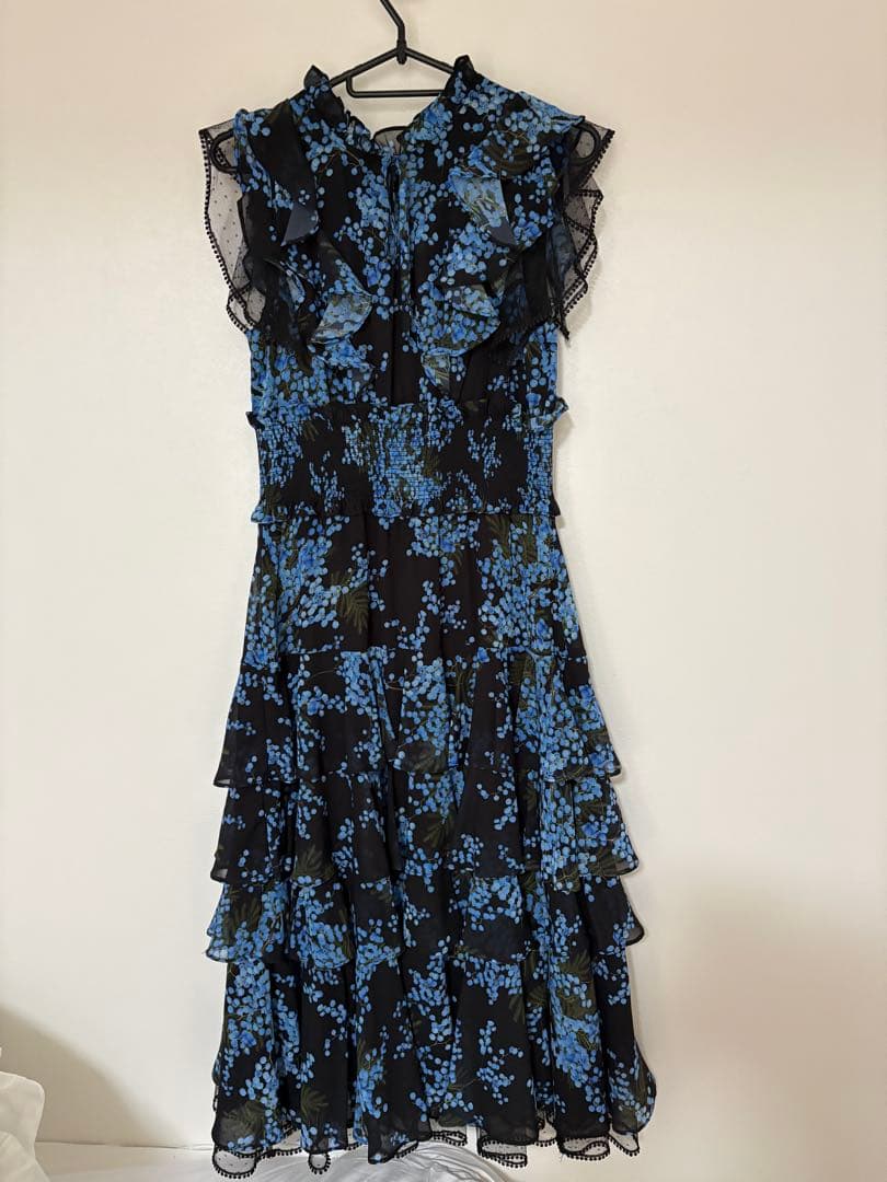 フリル付き黒青花柄ティアードドレス