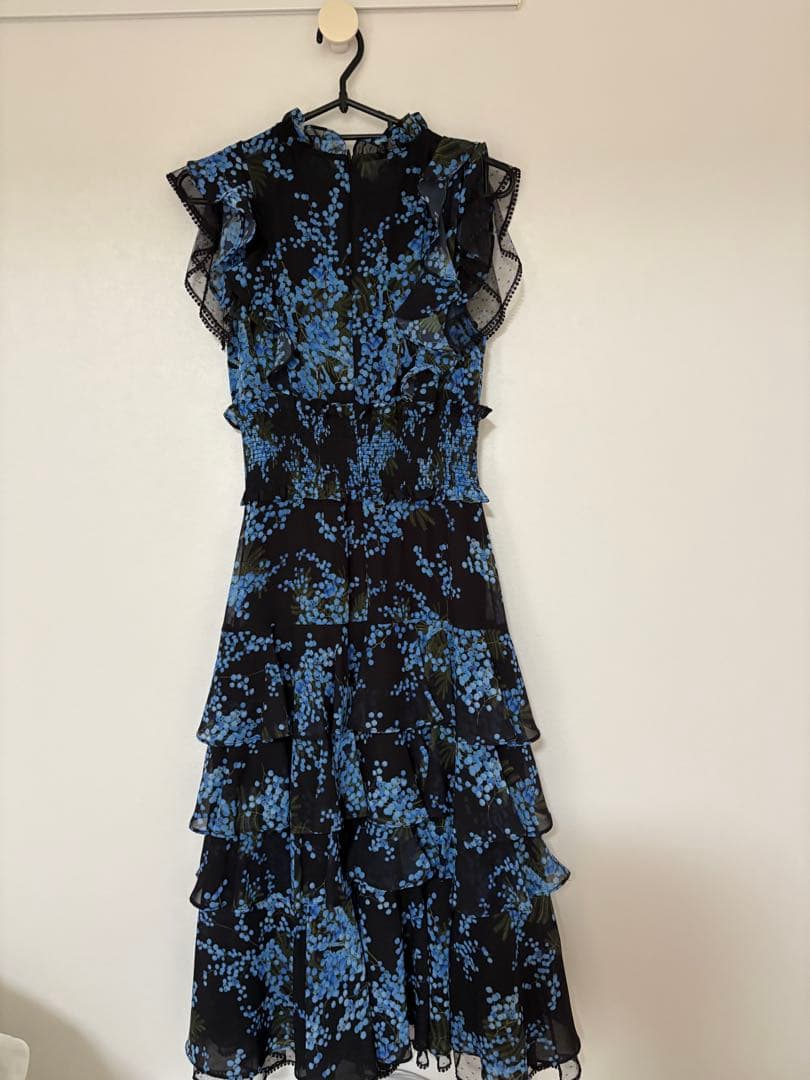 フリル付き黒青花柄ティアードドレス