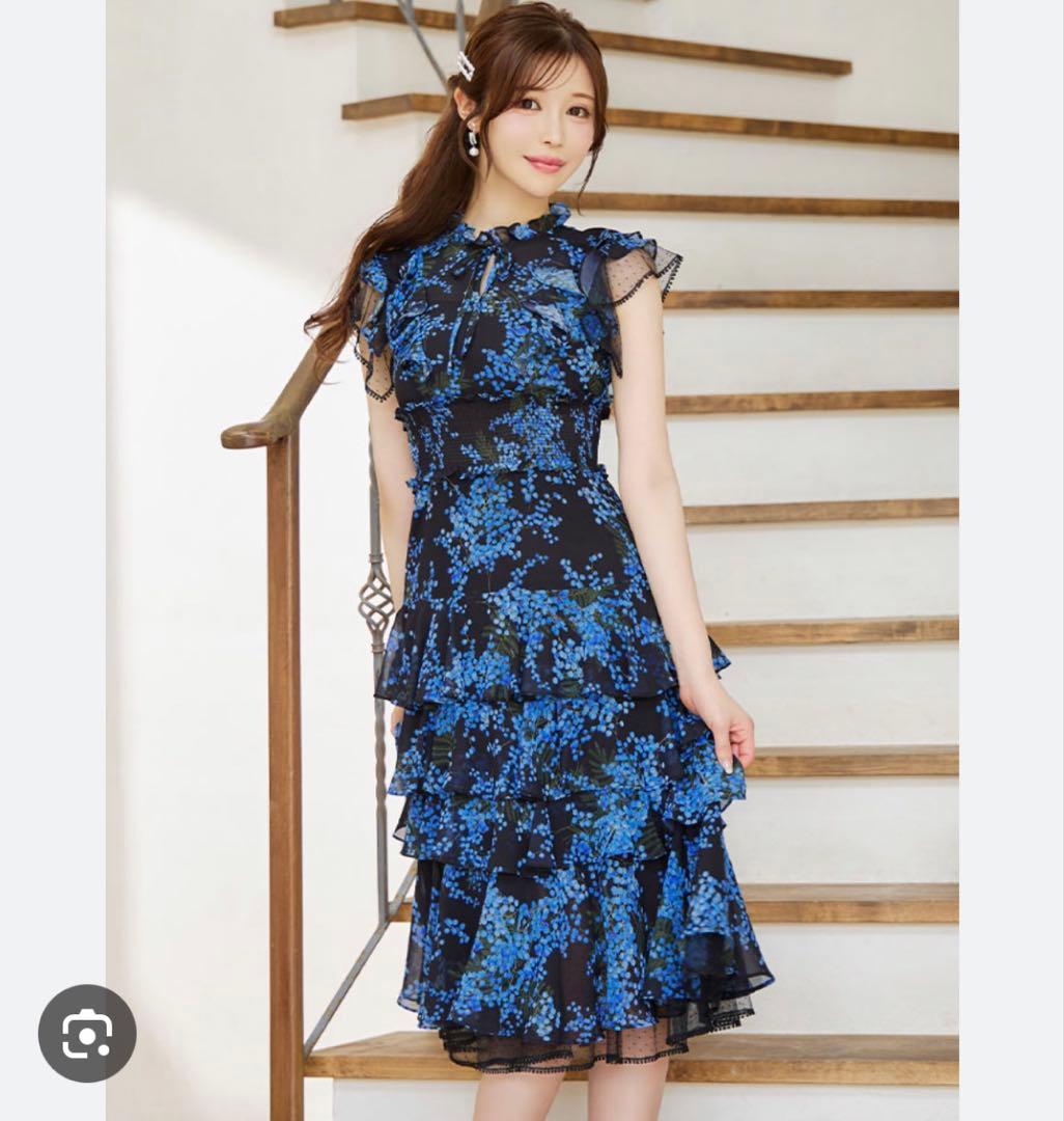 フリル付き黒青花柄ティアードドレス