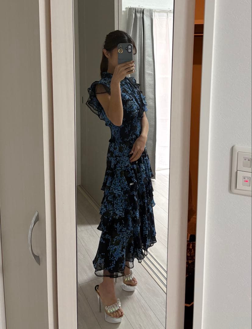 フリル付き黒青花柄ティアードドレス