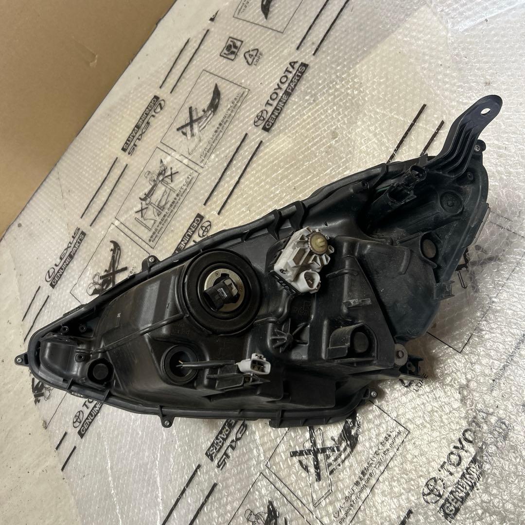 NHP10 アクア　LED 右ヘッドライト 81110-52E90